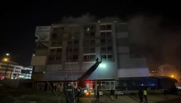Denizli'de 7 katlı rezidansta yangın